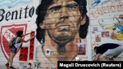 Аргентинанын жашоочулары Диего Армандо Марадона атындагы стадионго келип футболчуну эскерип жатышат