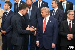 Генеральний секретар НАТО Марк Рютте розмовляє з президентом США Дональдом Трампом на полях саміту глав держав та урядів країн НАТО у Гаазі, 25 червня 2025 року