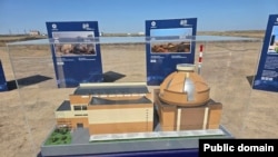 Макет атомной электростанции, представленный на церемонии запуска проекта строительства первой АЭС Казахстана в селе Улкен. Жамбылский район, Алматинская область, 8 августа 2025 года