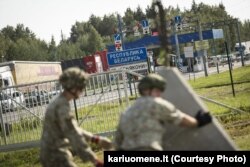 Усталяваньне «зубоў цмока» у літоўскіх пунктах пропуску на мяжы зь Беларусьсю, жнівень 2025 году