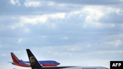 فرود هواپیمای باربری «یو‌پی‌اس» در فرودگاه بین‌المللی فیلادلفیای آمریکا، پس از پیدا شدن بسته‌ای مشکوک در هواپیما