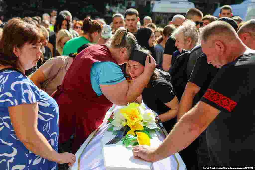 Мама Надії над труною доньки і праворуч у вишиванці – батько, не можуть стримати сліз. Київ, 31 серпня 2025 року