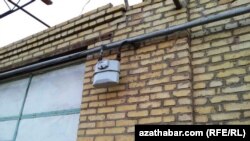 Türkmenabatda diwardan çekilen gaz truba birikdirilen hasaplaýjy enjam, 19-njy dekabr, 2013-nji ýyl. Arhiwden alnan surat