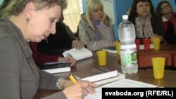 Маці Паўла Севярынца Тацяна Севярынец падпісвае зварот актывістаў да эўрапейскіх структураў