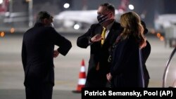 Թուրքիա - ԱՄՆ դեսպան Դեյվիդ Սաթերֆիլդը Ստամբուլի օդանավակայանում դիմավորում է պետքարտուղար Մայք Փոմփեոյին և նրա տիկնոջը, 16-ը նոյեմբերի, 2020թ.