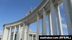 Aşgabatdaky Milli kitaphananyň öňündäki arhitektura arkasy. Aşgabat, 23-nji ýanwar, 2012.