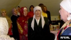 Вафирәне искә алганда "Туган тел"не дә җырларга онытмадылар.