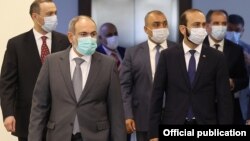 Премьер-министр Никол Пашинян (слева) и глава МИД Арарат Мирзоян