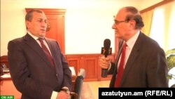 Губернатор Сюникской области Сурен Хачатрян (слева) дает интервью директору Радиj Азатутюн Грайру Тамразяну, Капан, 27 февраля 2013 г.   