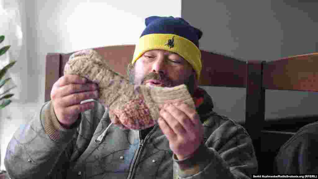 Безпритульний радіє подарунку -&nbsp; теплим шкарпеткам 