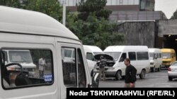 Требования протестующих – отменить результаты конкурсных торгов, проведенных в декабре, по результатам которых более трехсот линий получают в собственность новые компании