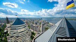 У середмісті Дніпра поліція намагалася зупинити елітне авто, водій якого «ігнорував законні вимоги правил дорожнього руху»