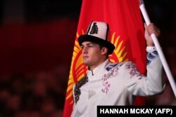 Денис Петрашов Токиодо өткөн олимпиаданын ачылуу аземинде Кыргызстандын желегин көтөрүп бара жатат. 23-июль, 2021-жыл.