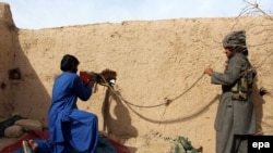 Местные полицейские во время операции против «Талибана» в афганской провинции Гельманд. 31 января 2017 года.