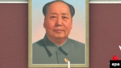 Кітайскі баскетбаліст Яо Мін з алімпійскай паходняю на пляцы Цяньаньмэнь 