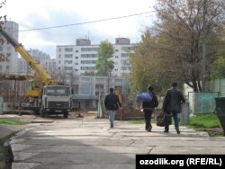 Муштлашув содир бўлган жойда яшаб келган тожик меҳнат муҳожирлари нарсаларини олиб бошқа жойга кетишмоқда