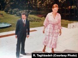 در کنار شهبانو فرح پهلوی در کاخ نیاوران، یک روز پس از قطعی شدن خروج خانواده سلطنتی از ایران در سال ۵۷