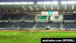 Türkmenistanyň prezidentiniň kubogyny almak ugrunda futbol ýaryşy. Türkmenistanyň we Eýranyň komandalary. 11-nji sentýabr, 2013 ý.