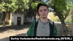 Михаил Тышкевич на фоне корпуса «Областной клинической психиатрической больницы г. Славянска»