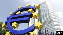 Символ евро перед зданием Европейского центрального банка во Франкфурте. 