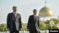 Türkmenistanyň prezidenti Gurbanguly Berdimuhamedow (sagda) we Ukrainanyň prezidenti Petro Poroşenko (çepde).