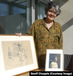 Міріам Каудерс з олівцевим начерком свого батька Корнеліуса, намальованого Гертрудою Каудерс