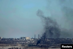 Дим над Дебальцевом після обстрілу міста бойовиками з угруповання «ДНР». 18 лютого 2015 року