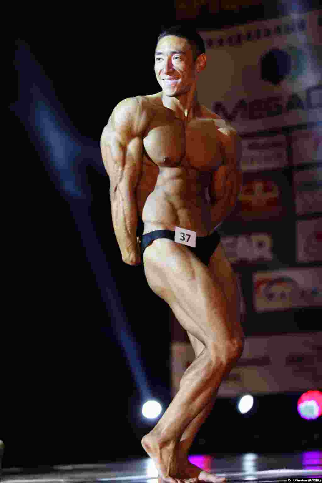 Мирбек Марат уулу жаштар арасында 75 килограмм салмакка чейинкилер арасында бодибилдингден чемпион аталгандан кийин абсолюттук салмакта да катышты.