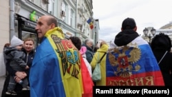 Люди стоять у черзі біля виборчої дільниці, розташованої в посольстві Молдови, під час парламентських виборів у країні, Москва, Росія, 28 вересня 2025 року