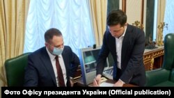 Президент України Володимир Зеленський і глава його Офісу Андрій Єрмак (ліворуч)