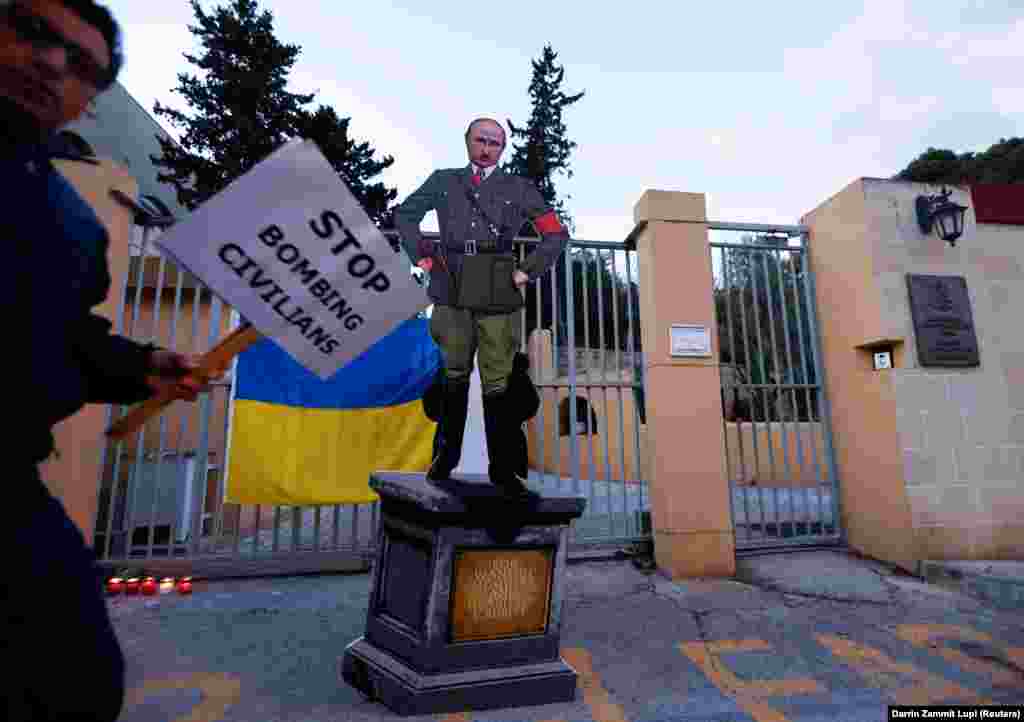 کاریکاتوری از رئیس‌جمهور پوتین در مقابل سفارت روسیه در کاپارا، مالت، در مارس ۲۰۲۲.