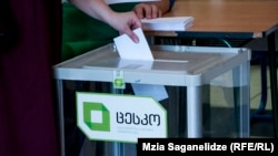 Центральная избирательная комиссия опубликует итоги голосования, предположительно, ночью. Ну а завтра утром уже НПО представят данные своего параллельного подсчета голосов