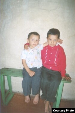 Русанна ике кечкенә энесен сагына