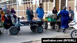 Грузчики на продовольственном рынке в  Туркменистане (иллюстративное фото)  