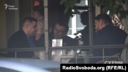 Народний депутат Одександр Грановський, старший партнер фірми FCLex Віктор Барсук та нинішній адвокат Романа Насірова Олег Маліневський у ресторані Gorchitsa в Києві влітку 2016 року