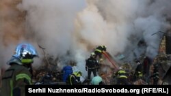 Рятувальники розбирають завали житлового будинку, руїни якого ще димлять після влучання російської ракети. Київ, 28 серпня 2025 року