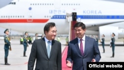 Түштүк Кореянын премьер-министри Ли Нак Ёнду кыргыз өкмөт башчы Мухаммедкалый Абылгазиев тосуп алды. 17-июль, 2019-жыл.