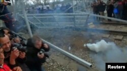 پرتاب گاز اشک‌آور در مرز مقدونیه و یونان