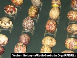 Столітні українські писанки з природних барвників