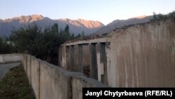 Жерге-Тал айлындагы Хасановдун согуш мезгилинде өрттөлгөн үйү бүгүнгө чейин оңдолбой турат. Оппозициячыл согушкерлер кол салып, үйүн карактап кеткенден кийин, раис Хасанов алгач Кыргызстанга качып, кийин Дүйшөмбүдө туруп калган.