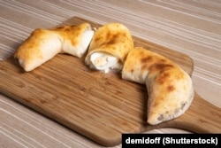 «ساشوبائو قوِزِلی»؛ نانی شبیه «خاچاپوری» که در آن تخم مرغ سفت و پنیر می‌گذارند و شکل آن نیز هلالی است.