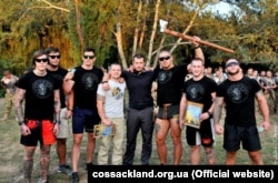 Вже покійний доброволець «Азову» з Латвії Уріс Вісневецкіс тримає в руках сокиру, поруч зі своїм комбатом Андрієм Білецьким