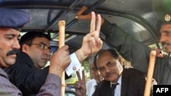 پلیس پاکستان ظرف دو روز گذشته دهها تن از وکلای معترض به انحلال دادگاه عالی این کشور را بازداشت کرده است.