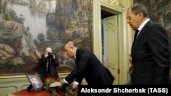 Լավրովը և Չավուշօղլուն ՌԴ ԱԳՆ ընդունելությունների տանը ծաղիկներ են դրել դեսպան Կարլովի լուսանկարի առջև