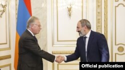 Никол Пашинян приветствует председателя Венецианской комиссии Джанни Букиккио, Ереван, 31 октября 2018 г.