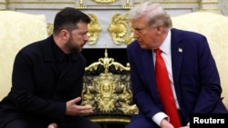 Президенти України Володимир Зеленський (л) і США Дональд Трамп під час спілкування з пресою, Білий дім, Вашингтон, 18 серпня 2025 року