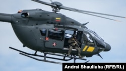На фото: новий багатоцільовий гелікоптер Airbus H145 D3 авіаційного управління Державної прикордонної охорони Литви, аеродром у Палукнісі, поблизу кордону з Білоруссю, 24 липня 2025 року