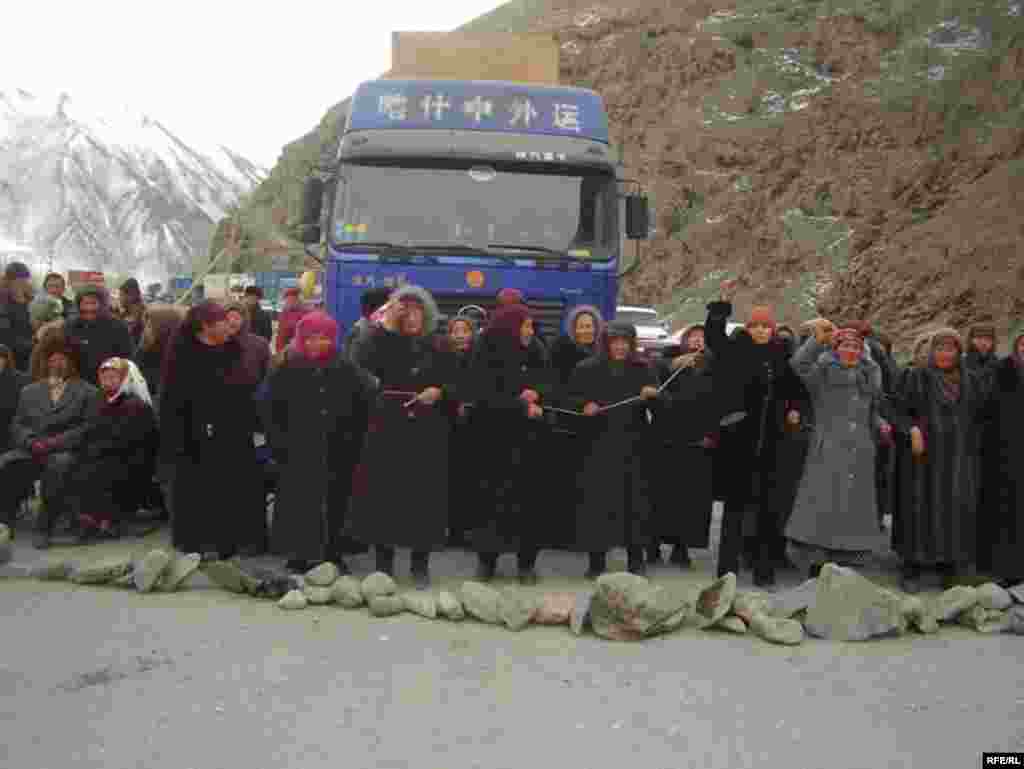 Алайдагы жол тосуу - Алайдын Сопу-Коргон айылынын кире беришине боз үй тигип, генерал Исмаил Исаковдун камалышына нааразылык билдирип тургандар 14-январда  түштөн кийин Ош - Эркеч-Там жолун тосушту. 