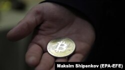 بیت کوین (Bitcoin) ؛در کنار «بیت کوین» پول‌های دیجیتال دیگری، که شمار آنها به چند صد میرسد، سر بر آورده اند  که «اتریوم» و «دش» و «ریپل» در زمره معروف‌ترین آنها هستند.