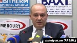 Заместитель начальника следственного управления Службы национальной безопасности Армении Микаел Амбарцумян на пресс-конференции , Ереван, 30 марта 2015 г.